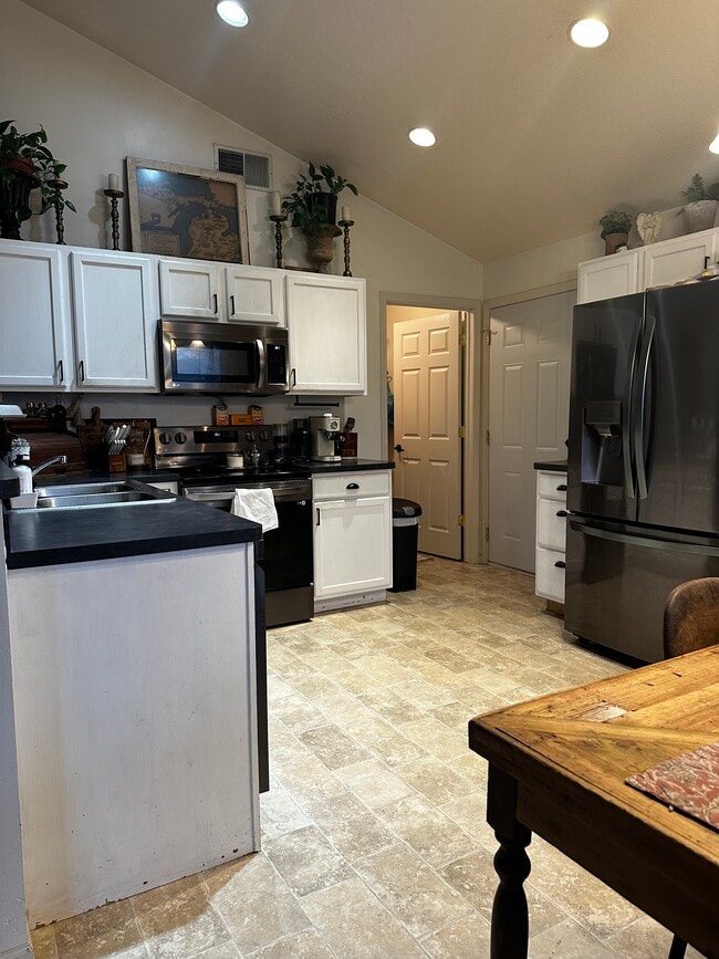 Building Photo - 2150 Redbud Ln