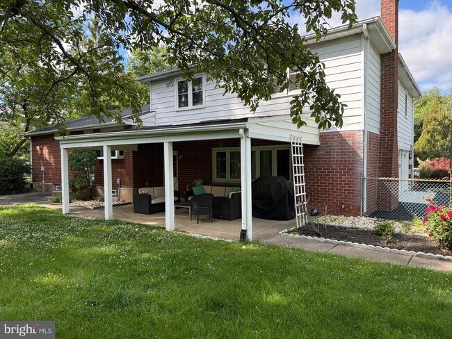 Building Photo - 806 Warfield Ln