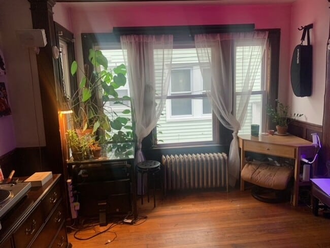 Building Photo - GREAT 4Br/1Bth, newly renovated bathroom and kitchen. Deck!