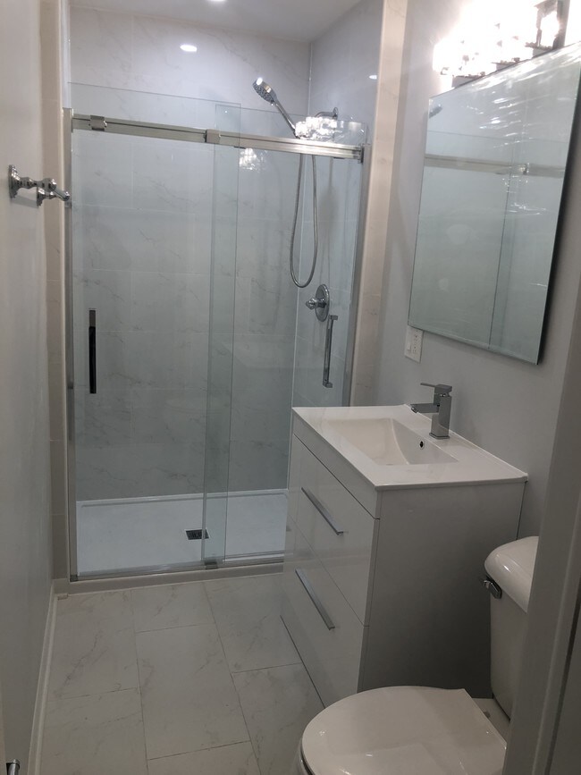 Baño 1 - 2003 Walters Ave