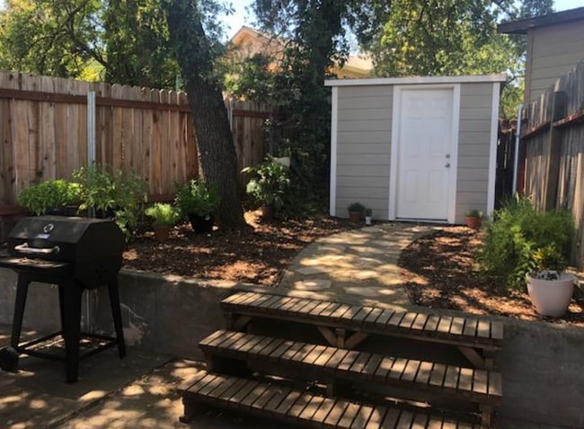 Building Photo - ADORABLE 1 Bedroom Home w/ TONS of Extras!...