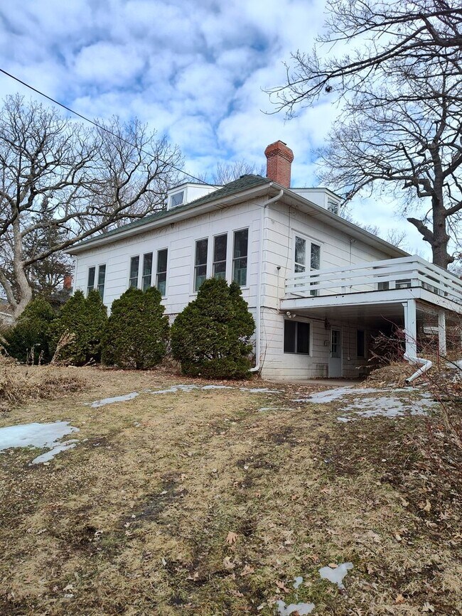 Building Photo - Great 2 bedroom, 1 bathroom house with lake access