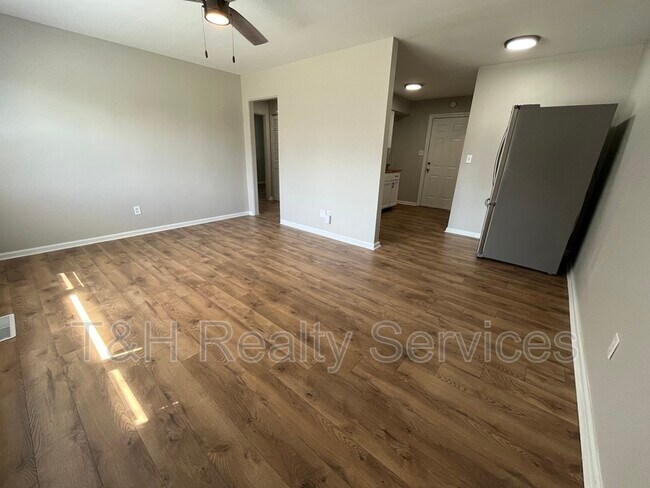 Building Photo - 1608 W 58th St