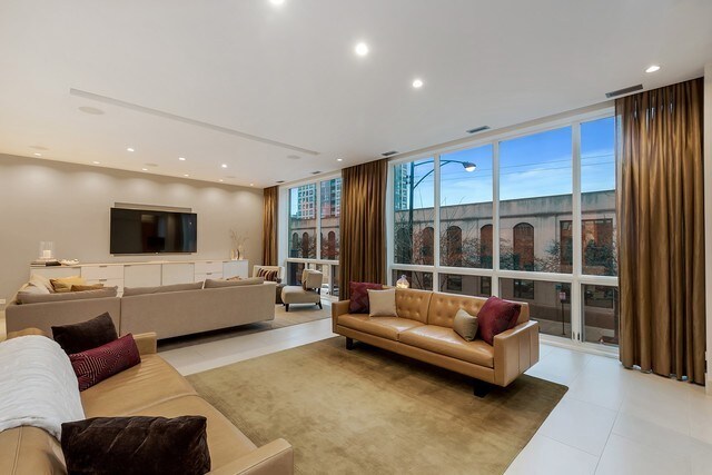 Building Photo - 415 W Superior St