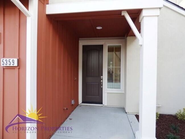 Building Photo - Modern 3 Bed 2.5 Bath 2,000sqft Fair Oaks ...