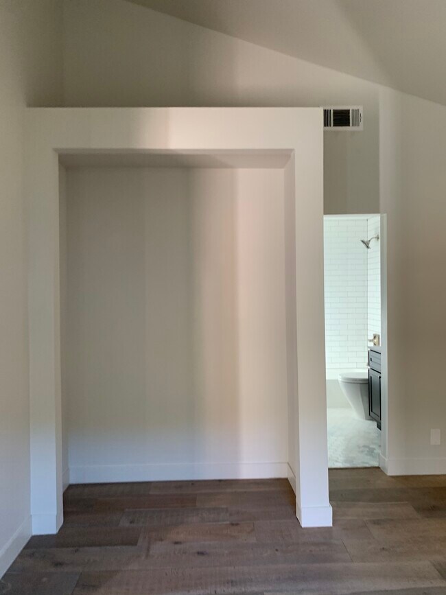 Building Photo - 2410 Lunada Ln