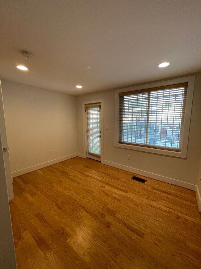 Building Photo - Lovely 2BR Condo in Trinidad Community in ...