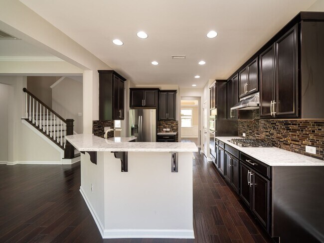Building Photo - Spacious 6-Bedroom/4.5-Bathroom Home in Hi...