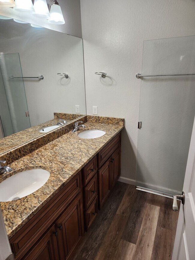 Building Photo - PRICE IMPROVEMENT_Turn Key End Unit Townho...