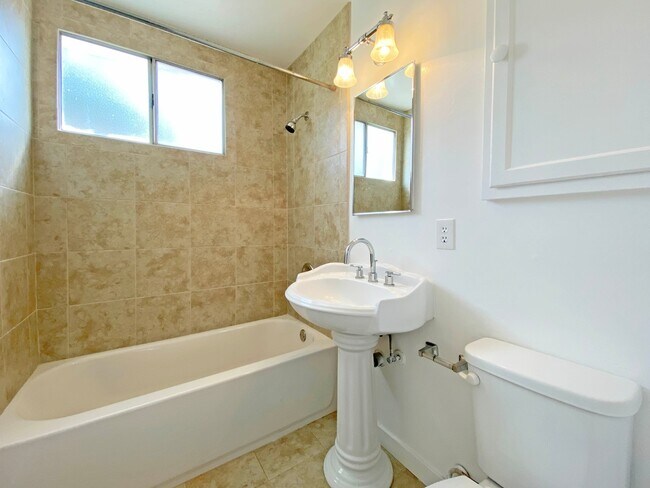 Building Photo - 534 N Rosemary Ln