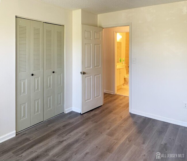 Foto del edificio - 321 Hampshire Ct