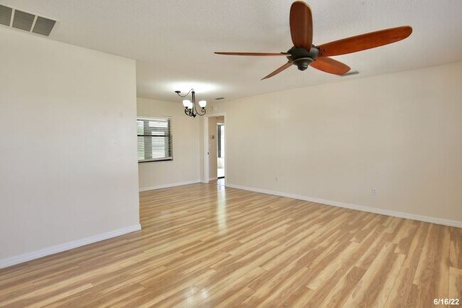 Building Photo - Cozy 3/2 Split Floorplan Home with a Spaci...