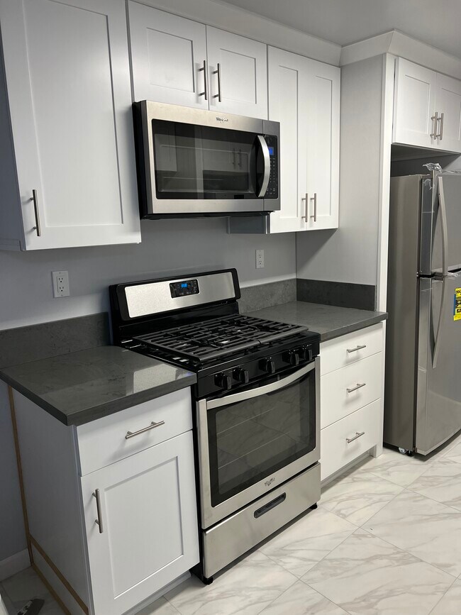 Kitchen - 1423 N Screenland Dr