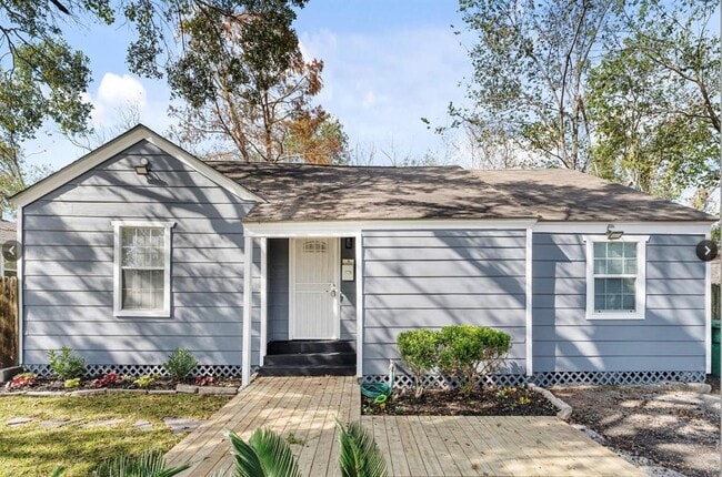Building Photo - 6828 Sherwood Dr