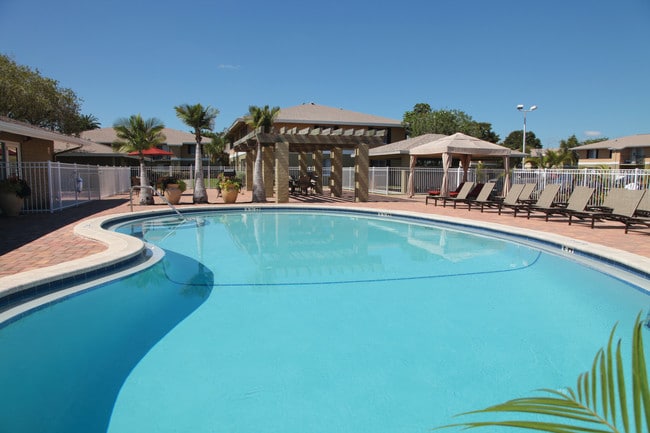 Toma un baño en una de nuestras cuatro piscinas estilo centro turístico - Shoreline Pointe Apartments