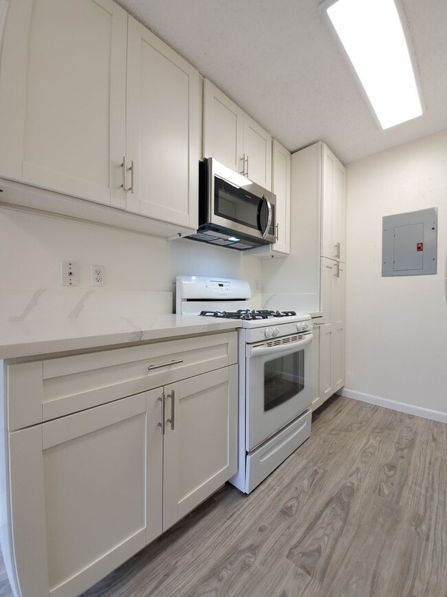 Photo - Now available, Fresh & Bright 2bd, 1.5ba 2nd Floor Corner-Unit located in the beautiful Palm Villas Apartment