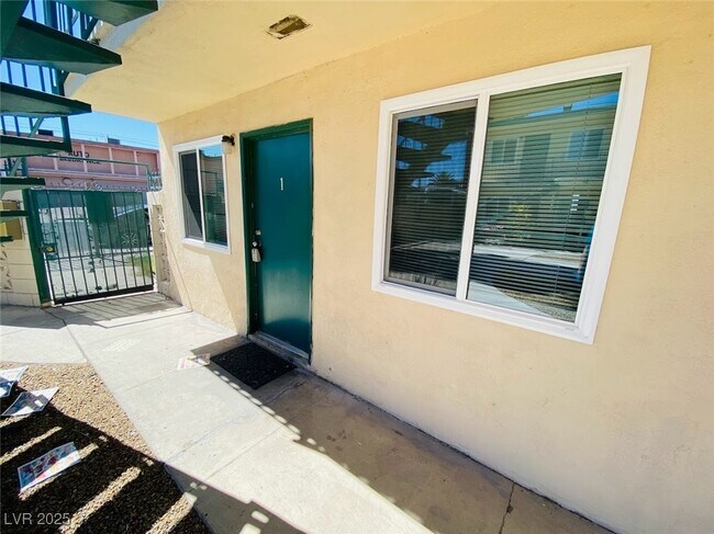 Foto del edificio - 3762 Royal Crest St