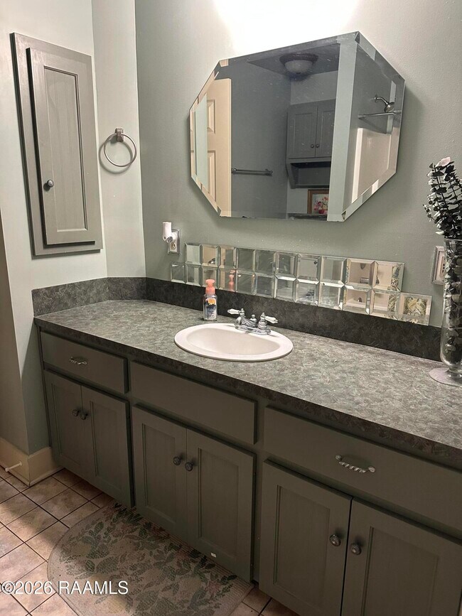 Building Photo - 209 Rees St