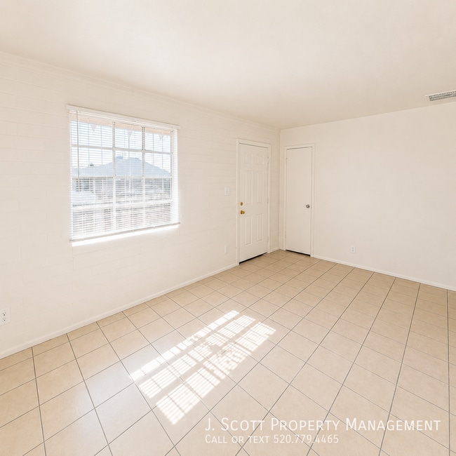 Building Photo - 5437 S 14th Way