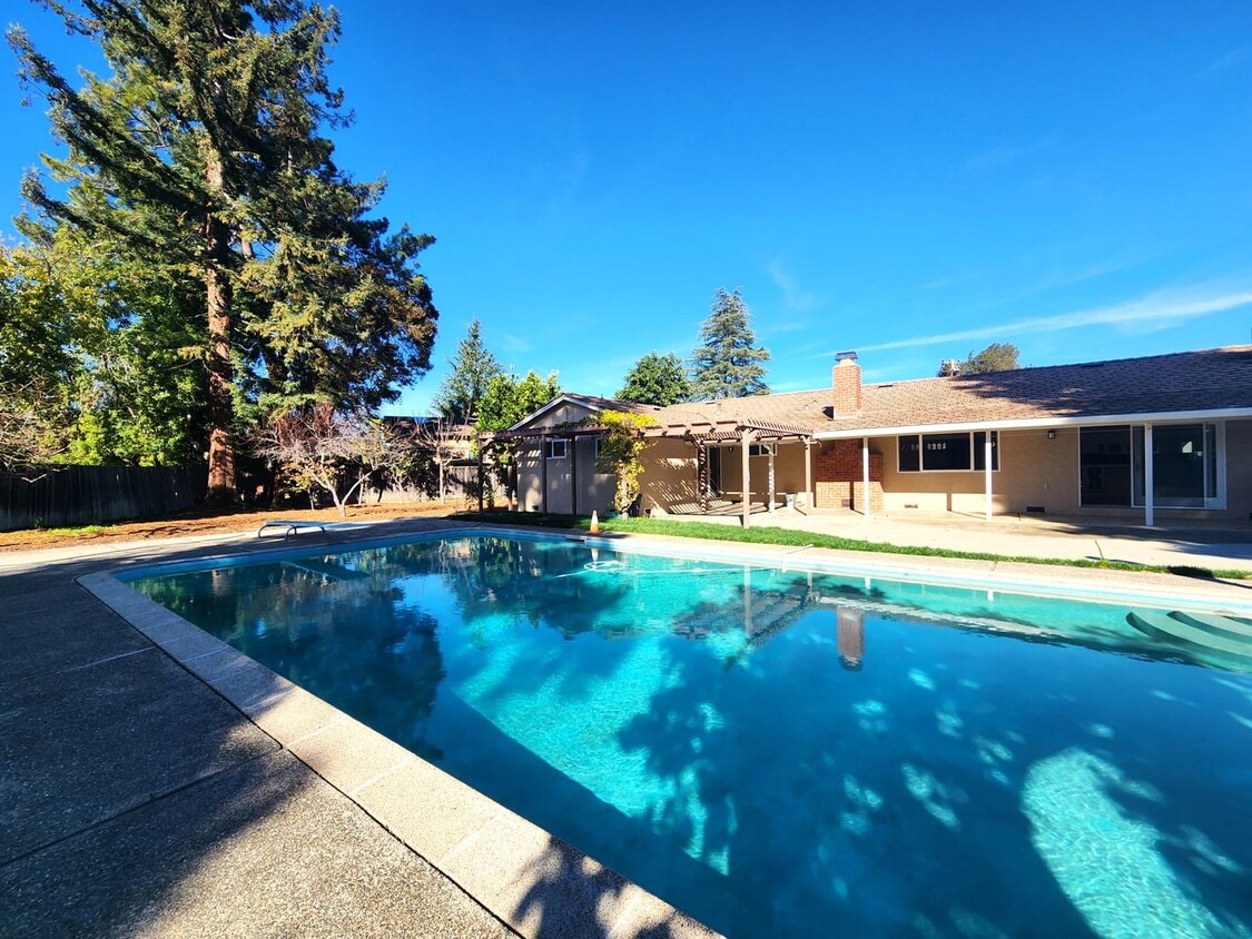 Primary Photo - Charming Single Family Home Located in Sou...