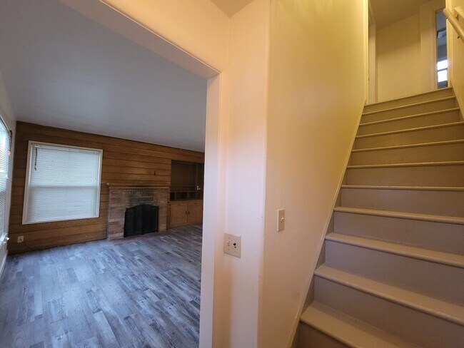 Building Photo - Charming 4 Bedroom 2 Bath