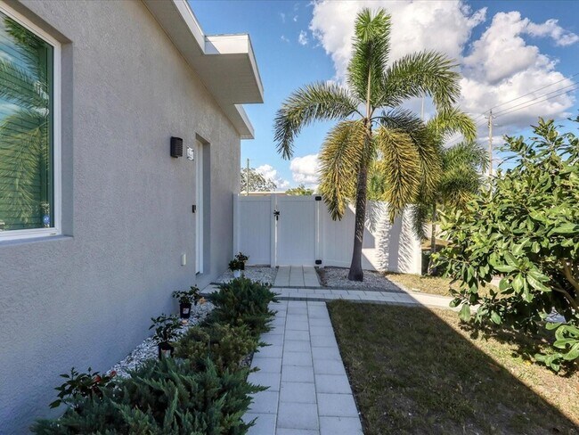 Building Photo - 4524 Riverwood Ave