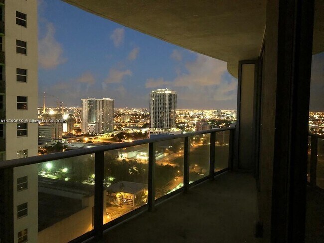 Foto del edificio - 488 NE 18th St