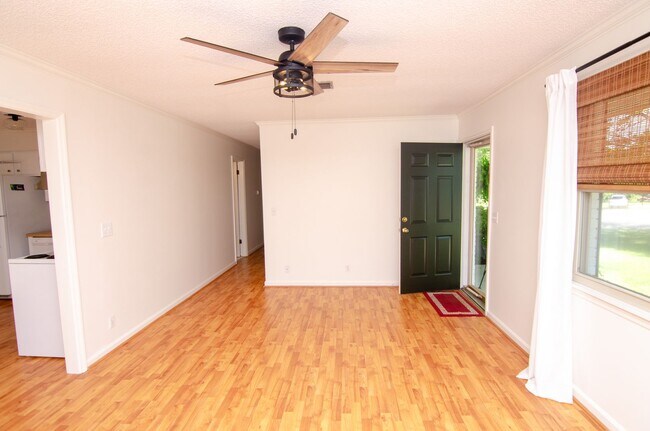 Foto del edificio - 905 Brink Pl