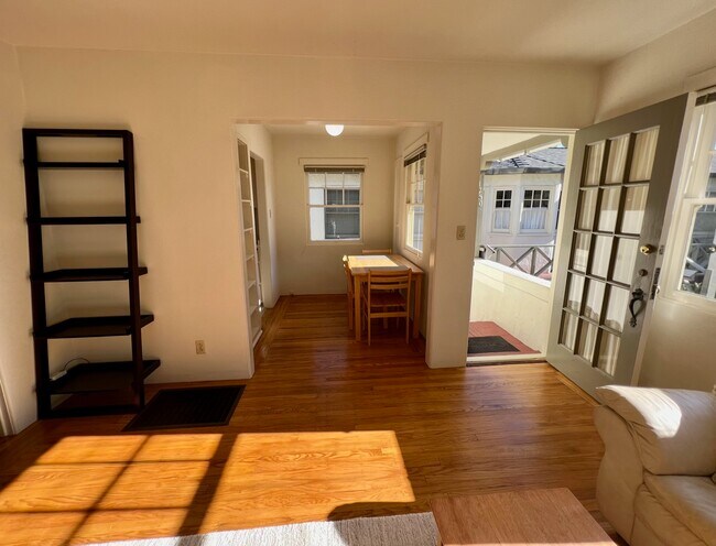 Comedor 1 de 2 - 1750 Allston Way