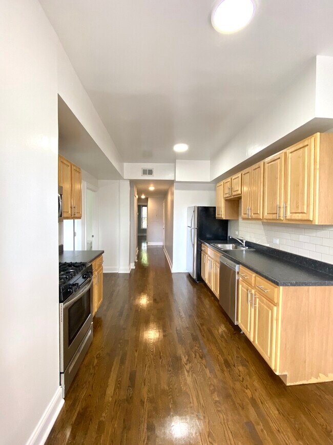 Building Photo - 909 W Agatite Ave