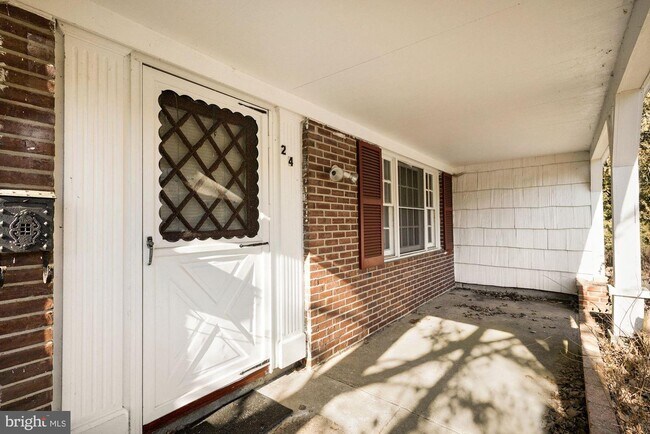 Building Photo - 24 Bermuda Cir