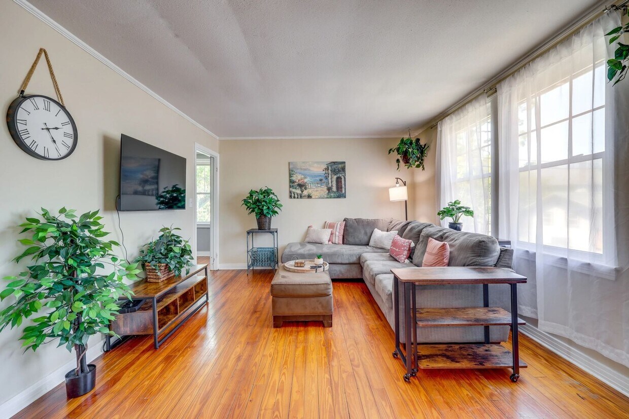 Primary Photo - 1644 Naldo Ave