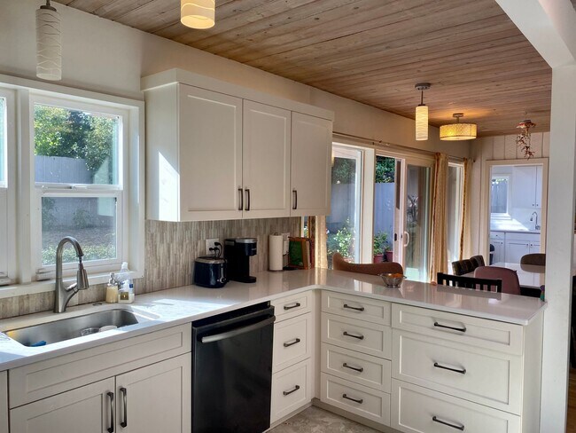 Building Photo - Laurelhurst Home