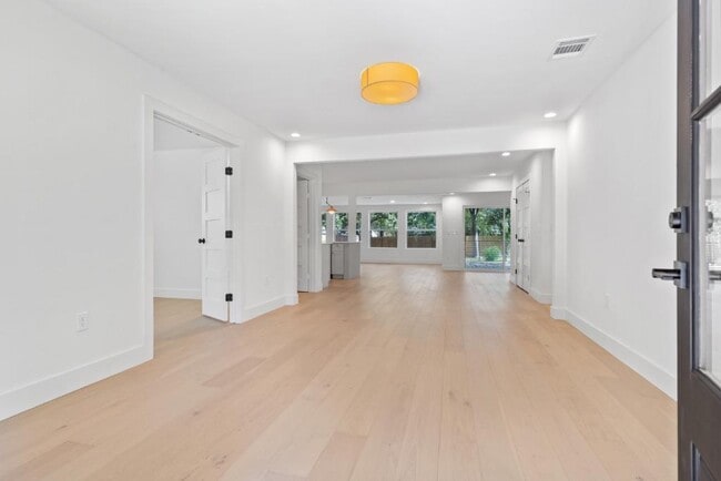 Building Photo - 1520 Villanova Dr