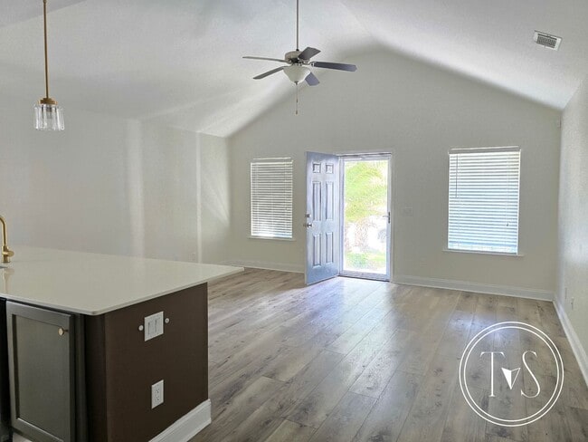 Building Photo - 17 Ristona Dr