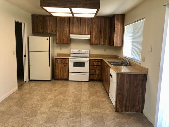 Building Photo - Cute and Sunny 3 Bedroom, 2 Bathroom Home