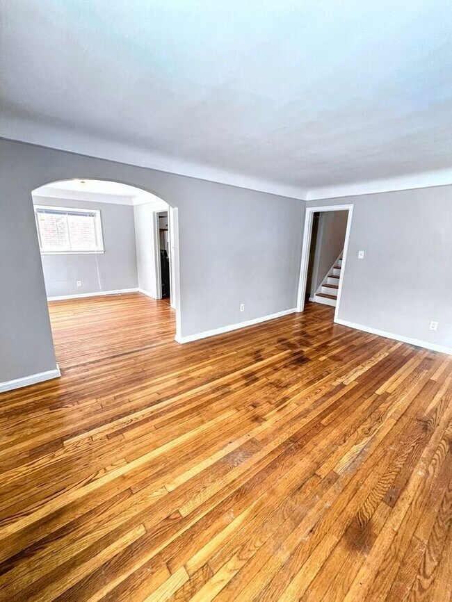 Building Photo - Charming 3-Bedroom Home in a Desirable Det...