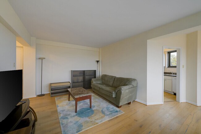 Building Photo - Great 1BR in Cathedral Heights! Fully furnished!
