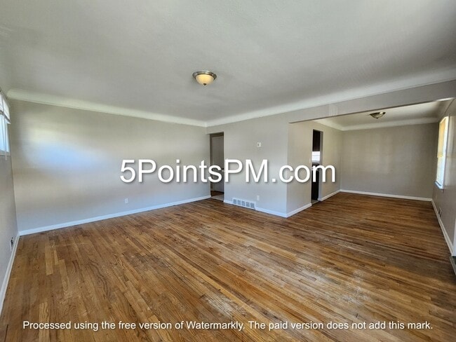 Foto del edificio - 18312 Hazelwood Ave
