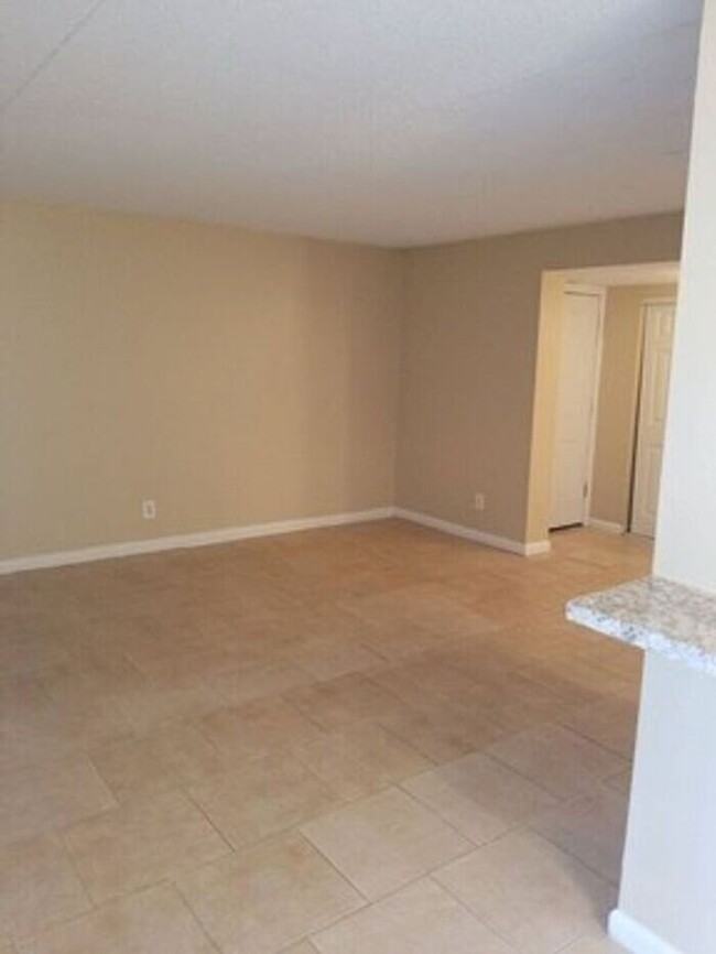 Building Photo - FREE RENT - Updated 2/1 in Arlington
