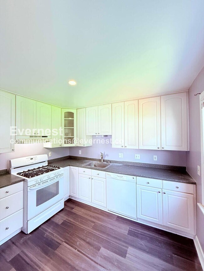 Foto del edificio - 3 Bed, 1 Bath Home with a Fenced Yard & Detached Garage / Vouchers Accepted / Available Now!