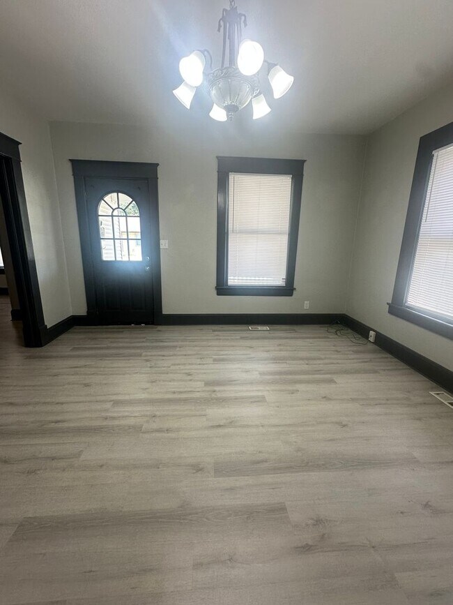 Building Photo - Inviting 2-Bedroom Home with Spacious Back...