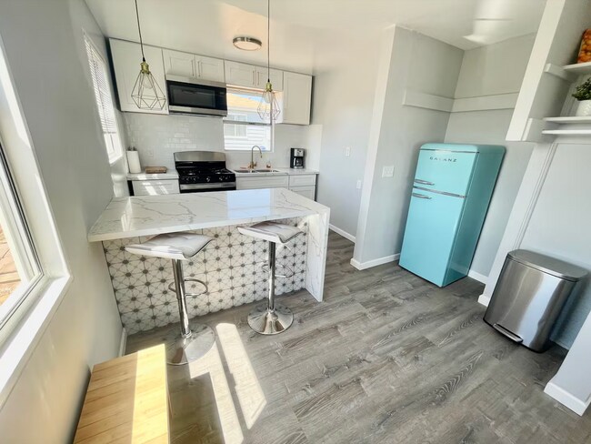 Building Photo - Fully Furnished 2BR Home with Huge Yard & ...