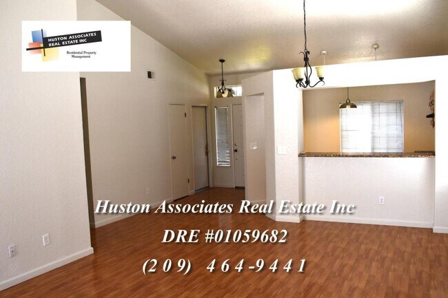 Foto del edificio - 2461 Fairway Glen St