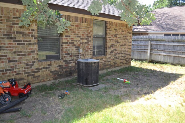 Building Photo - 301 Joshua St