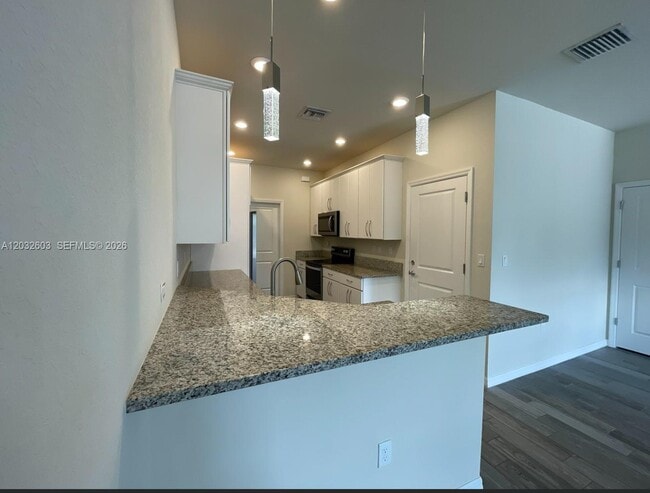 Building Photo - 4920 Eucalyptus Dr