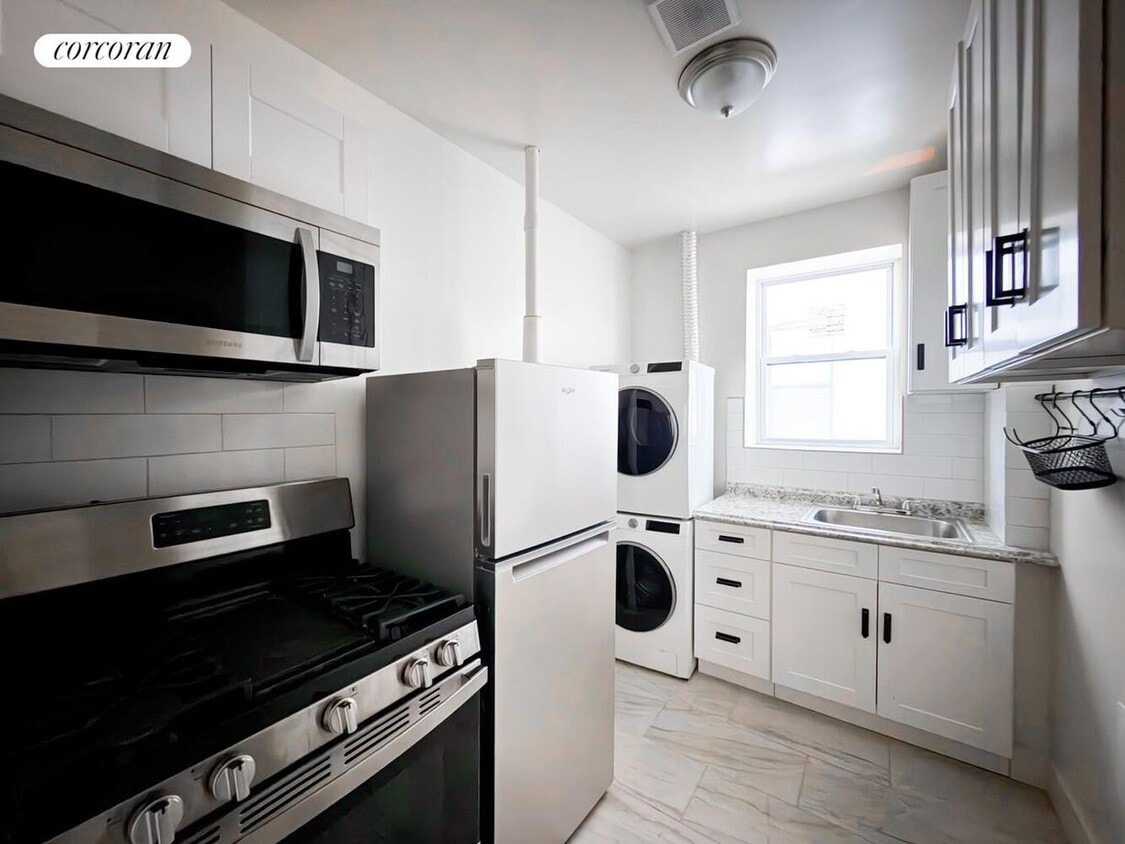 Primary Photo - 254 Manhattan Ave