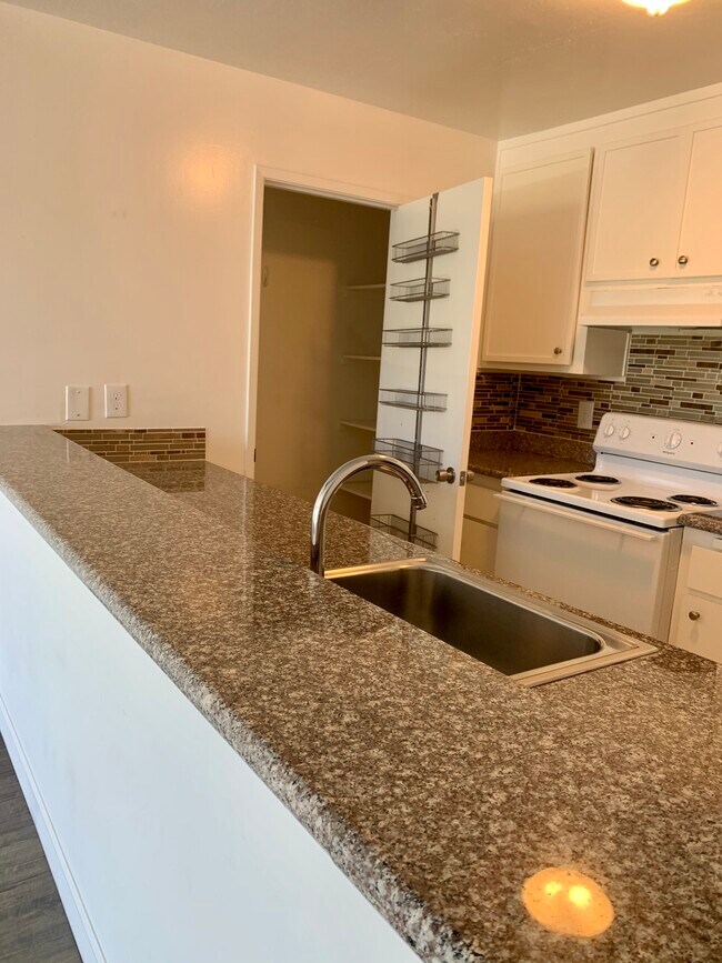 Kitchen and breakfast bar - 330 Adams St