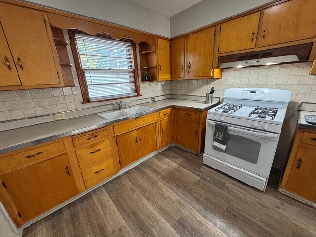 Foto del edificio - Home Sweet Hardwood: Charming 2 Bed/1 Bath...