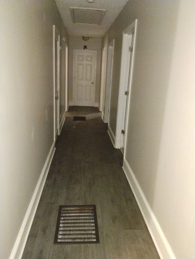 Foto del edificio - Must See Huge 5 Bedroom/3 Bathroom Home Fo...